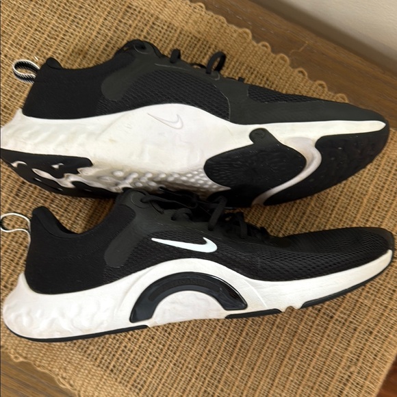 Nike Black and White Athletic Shoes Sleek Design - Picture 2 of 5